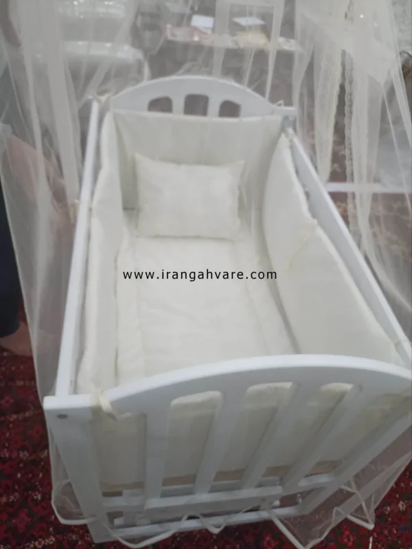 تخت و گهواره کنار مادر ام دی اف