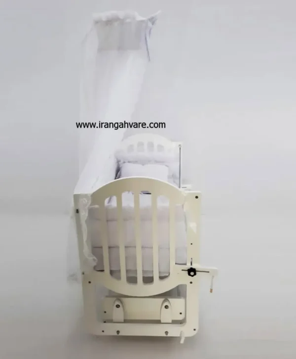 تخت و گهواره کنار مادر ام دی اف