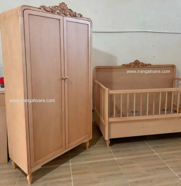 تخت چوبی کنار مادر کلاسیک