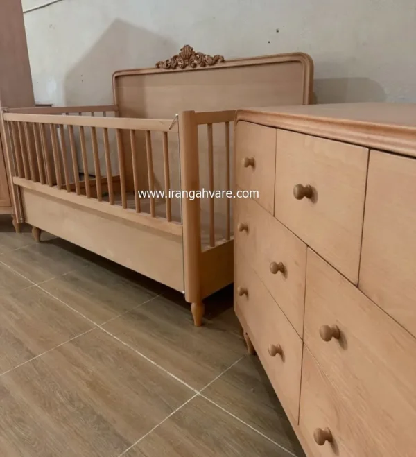 تخت چوبی کنار مادر کلاسیک
