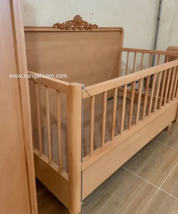 تخت چوبی کنار مادر کلاسیک