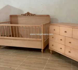 تخت چوبی کنار مادر کلاسیک