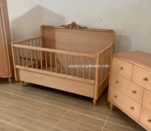 تخت چوبی کنار مادر کلاسیک