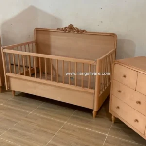 تخت چوبی کنار مادر کلاسیک