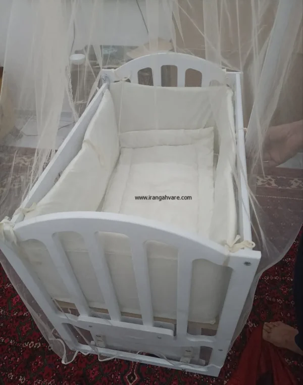 تخت و گهواره کنار مادر ام دی اف