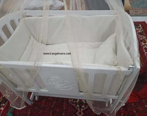 تخت و گهواره کنار مادر ام دی اف
